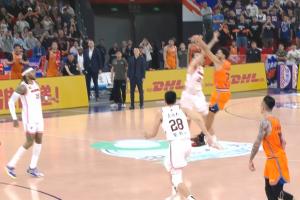 开云体育官网-媒体人：哈维这绝杀放世界任何篮球联赛都绝对是载入史册的十佳球