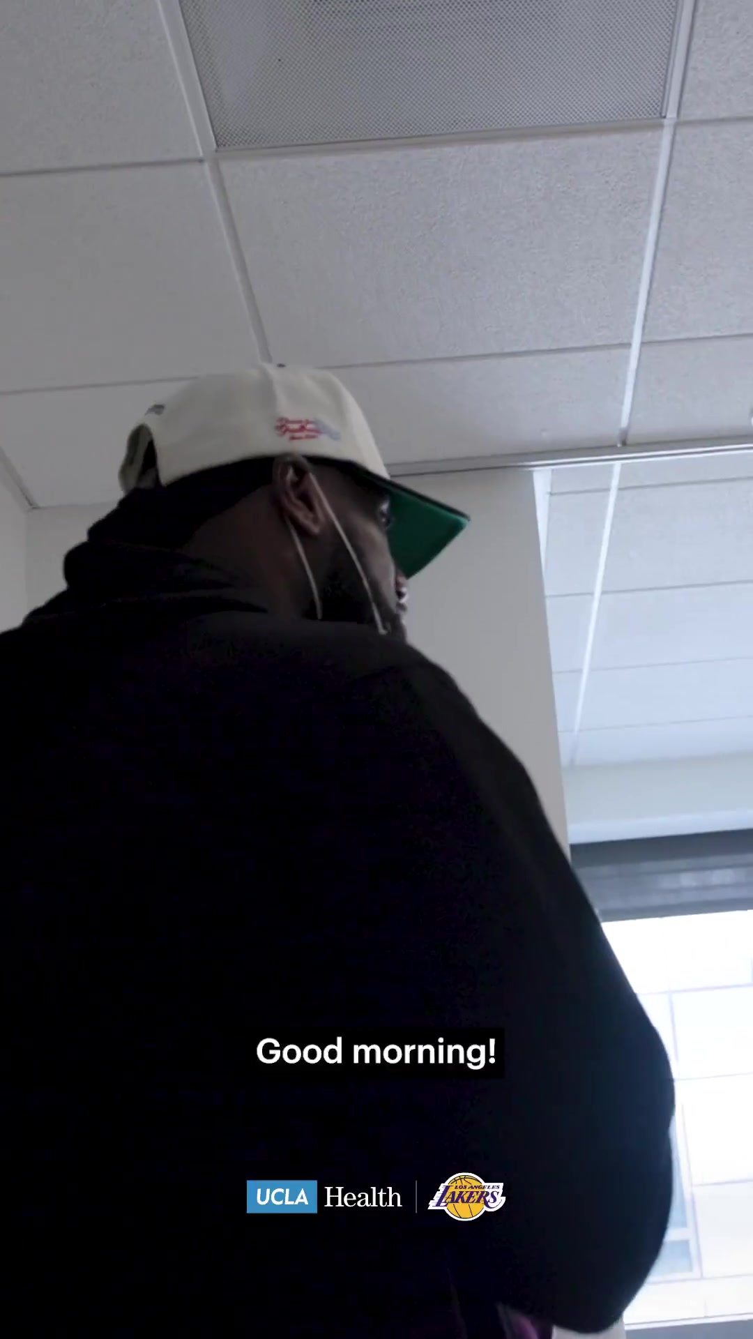 开云-回馈社区！湖人官推晒詹姆斯前往UCLA健康中心看望病人